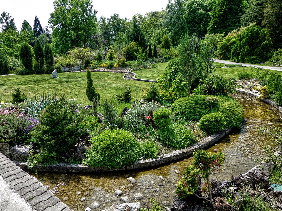 Vonkajšia časť Botanickej záhrady UPJŠ s potokom – archívna fotografia